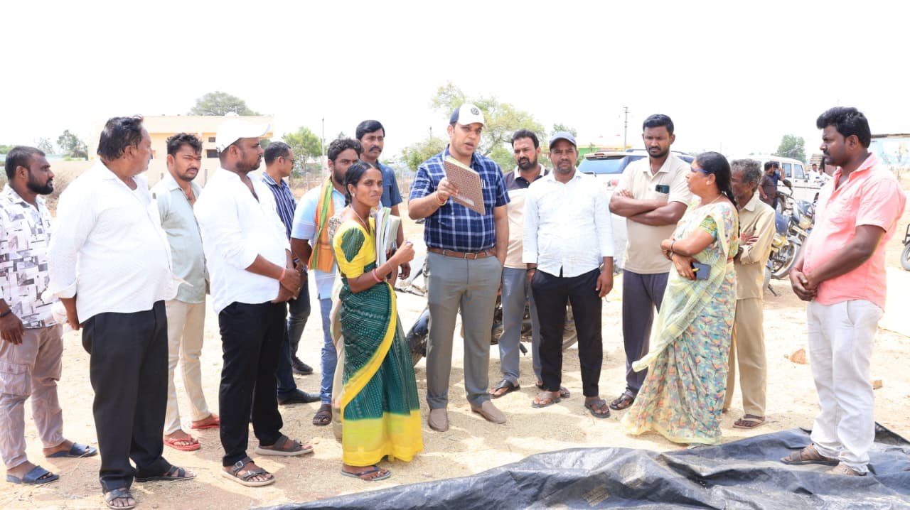   లోడింగ్, ఆన్ లోడింగ్ మీద ప్రత్యేక దృష్టి    జిల్లా కలెక్టర్ సందీప్ కుమార్ ఝా 